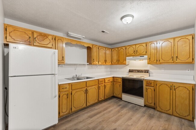 Foto del edificio - 300 Cross Creek Rd