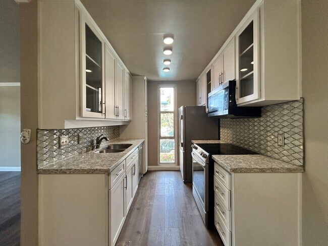 Foto del edificio - Beautiful 1BD/1BA W/ Reserved Parking and Laundry On-Site in La Jolla!