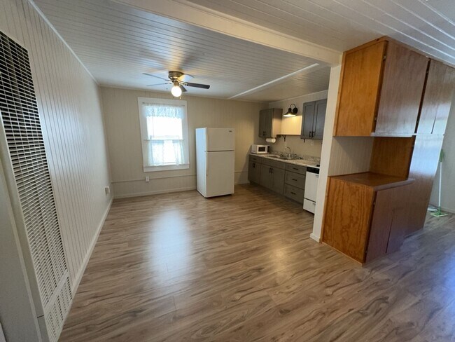 Building Photo - 166 Wildwood Ave