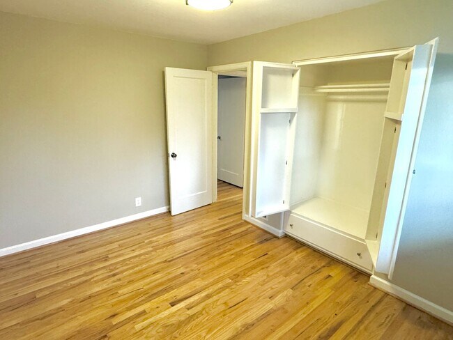 Foto del edificio - Rose City Park Neighborhood Quintessential Ranch Home on Corner Lot with Huge Basement, Fenced Ya...