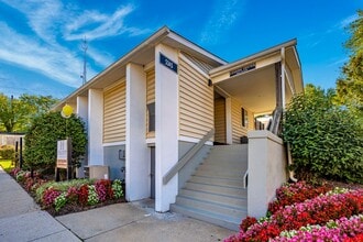Building Photo - Hilltop Apartments