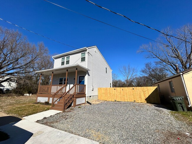 Building Photo - Stunning 3 Bedroom 2.5 Bathroom Home AVAIL...