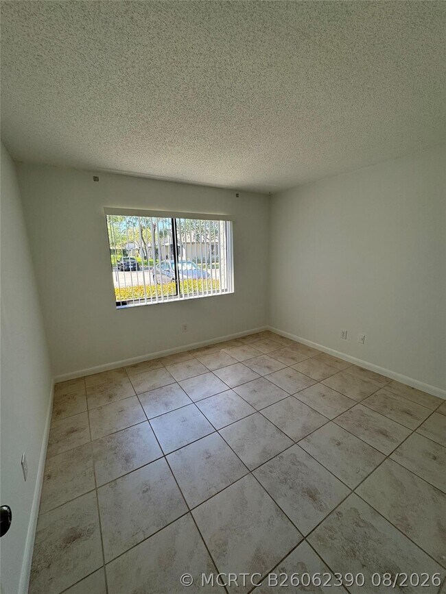 Building Photo - 445 Lakeview Dr