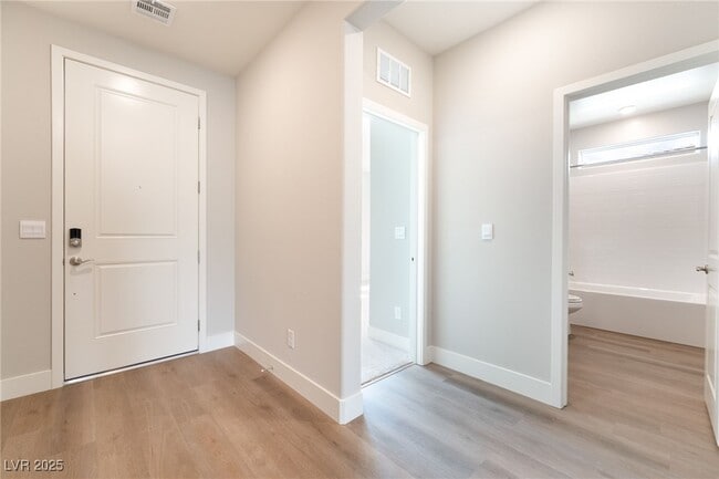 Building Photo - 1044 Forest Falcon Dr