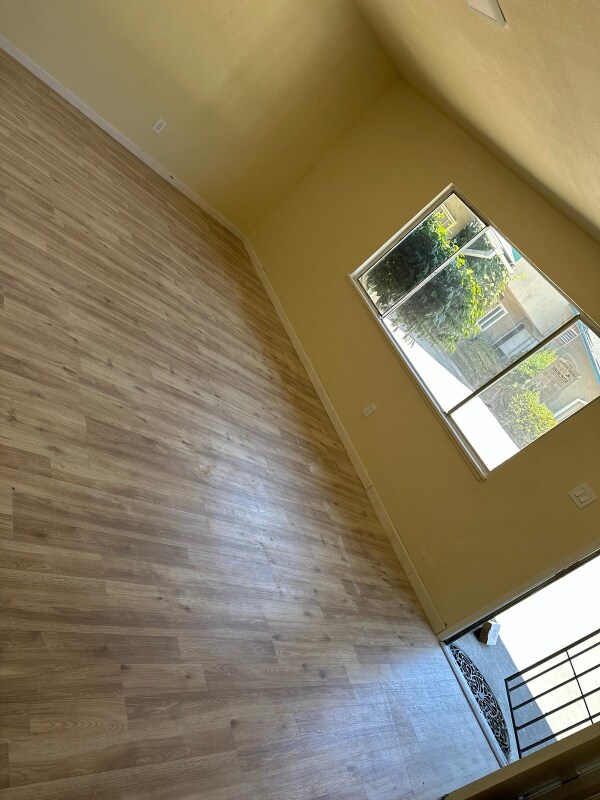 Foto del edificio - 541-553 Admiral Callaghan Ln