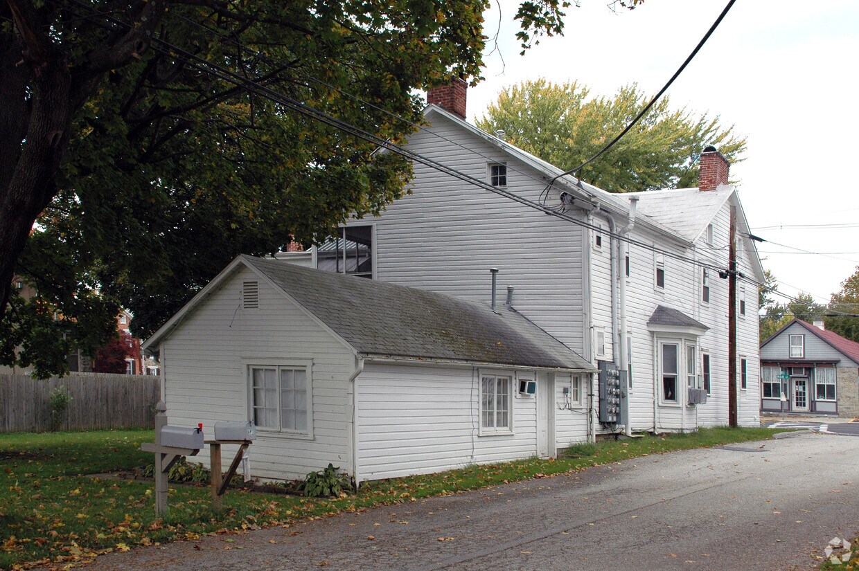Building Photo - 10 W Main St