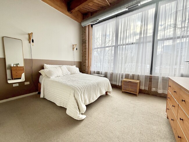 Building Photo - 1040 W Adams St