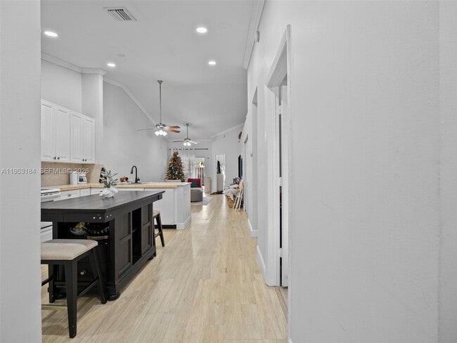 Foto del edificio - 11065 NW 38th Pl