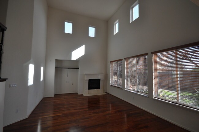 Foto del edificio - 1215 Villagio Dr