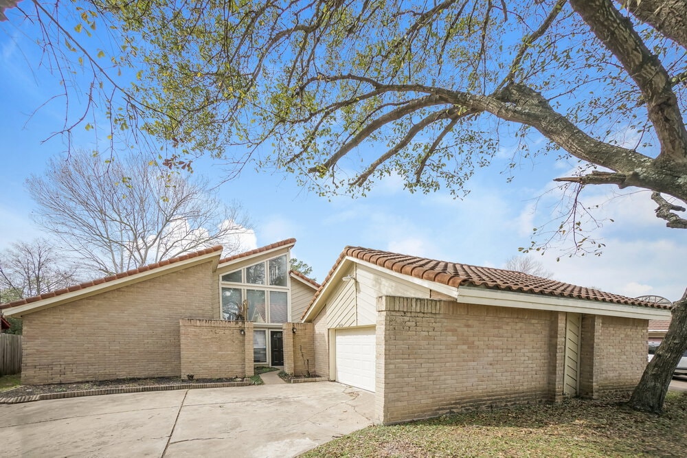 Primary Photo - 7659 Athlone Dr