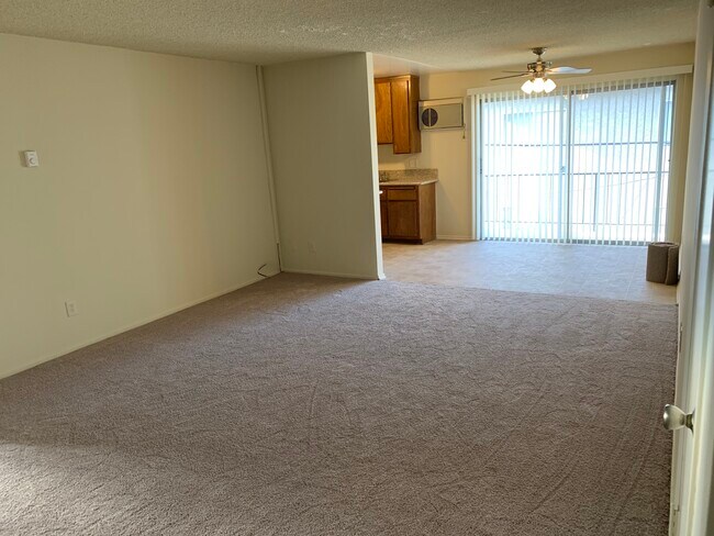 Unidad Nº 13 ~ ENORME sala de estar y balcón privado (los gabinetes ahora son blancos y el aire acondicionado ha sido reemplazado) - 3775 S Canfield Ave