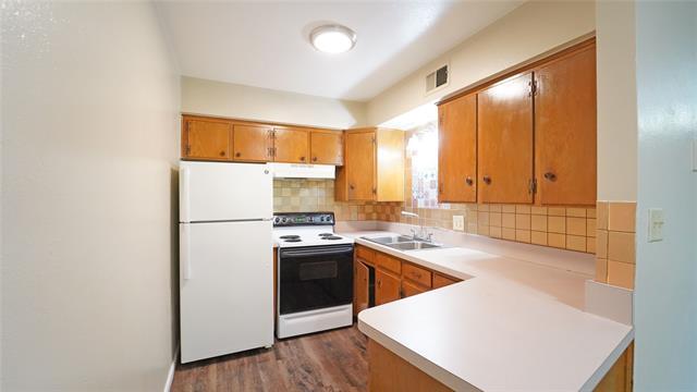 Building Photo - 202 E Oak St