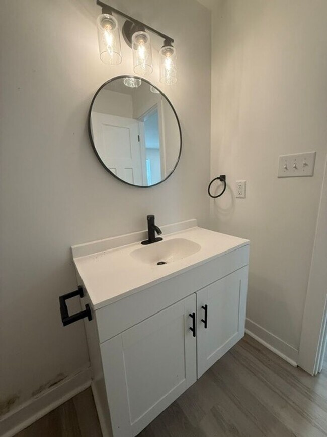 Foto del edificio - New Listing-Super cute newly renovated 3 BDRM