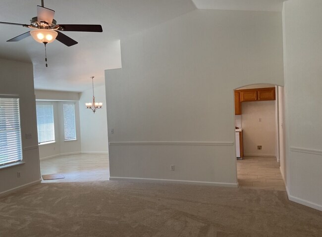 Building Photo - 1077 W Saffron St