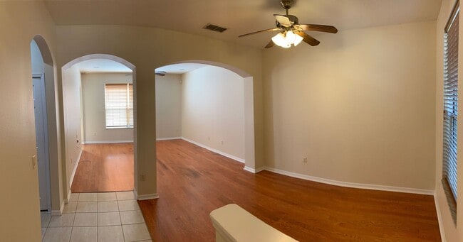 Building Photo - 3bed / 2.5 bath, 2-story townhome with 2-c...