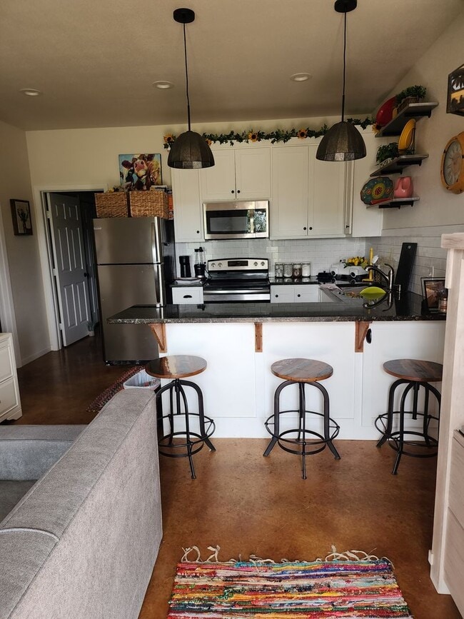 Building Photo - ****Call for summer Move-in Special**** Affordable 1 bed and 1 bath includes, trash, water and  l...
