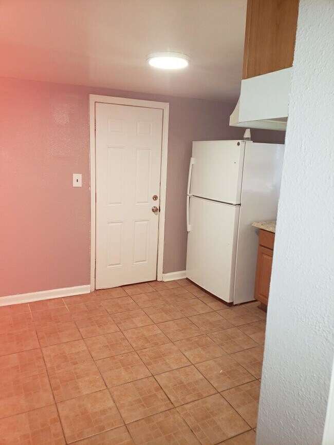 Building Photo - 2/3 bedroom apartment