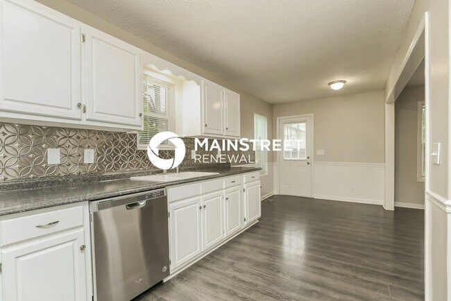 Building Photo - 4 Bedroom Pet-Friendly Home in MURFREESBORO, TN with Main Street Renewal