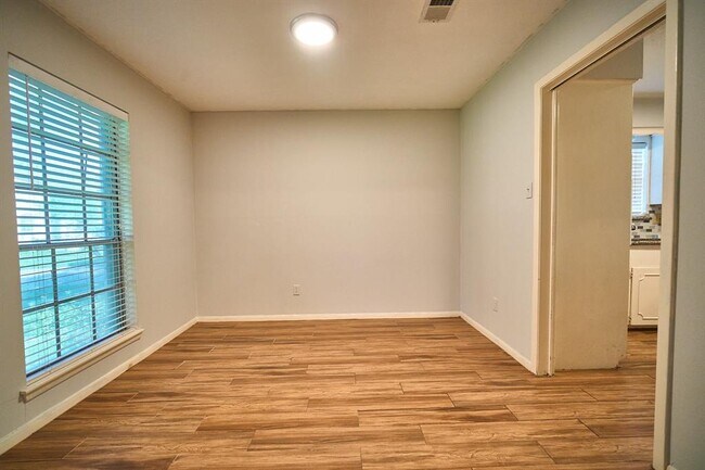 Foto del edificio - 9018 Stroud Dr