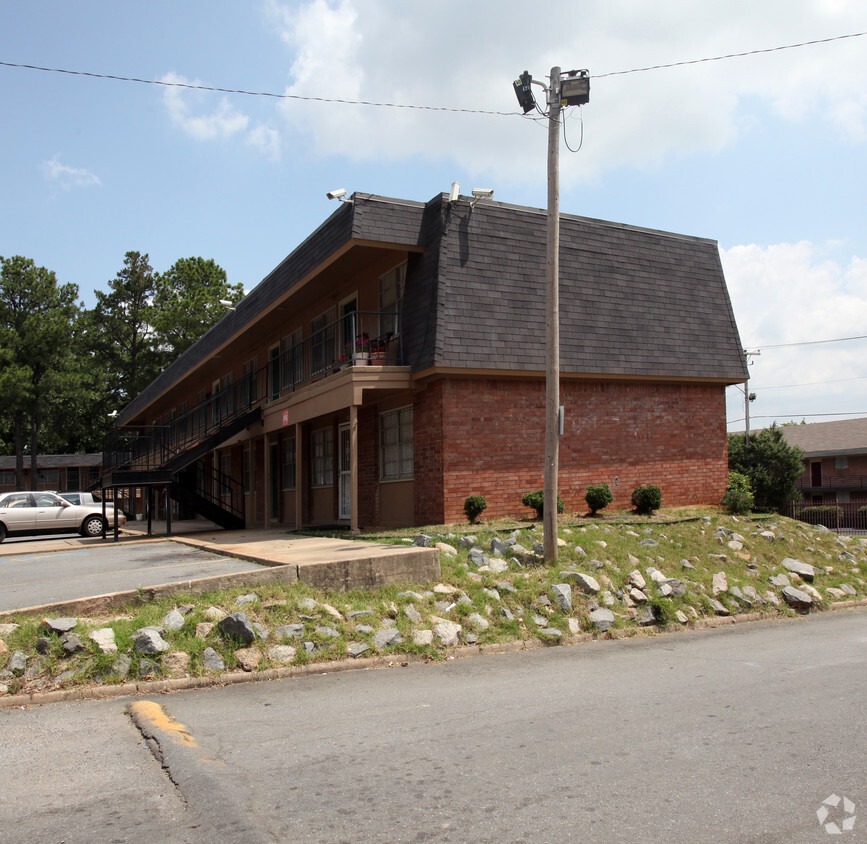 Berwyn Square Apartments - West Plaza Apartments