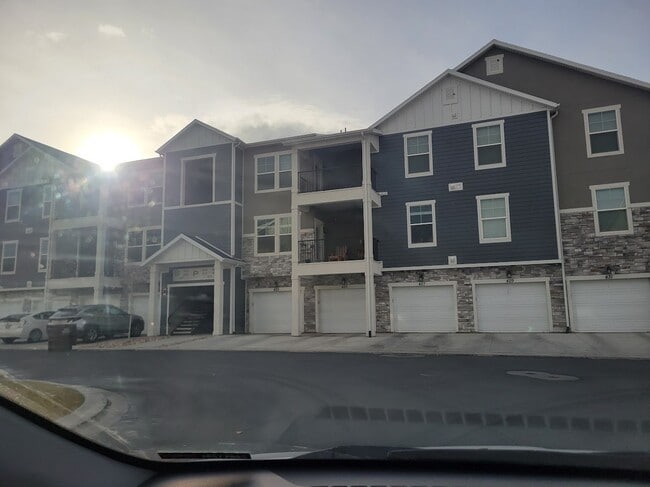 Building Photo - 415 N 360 W St
