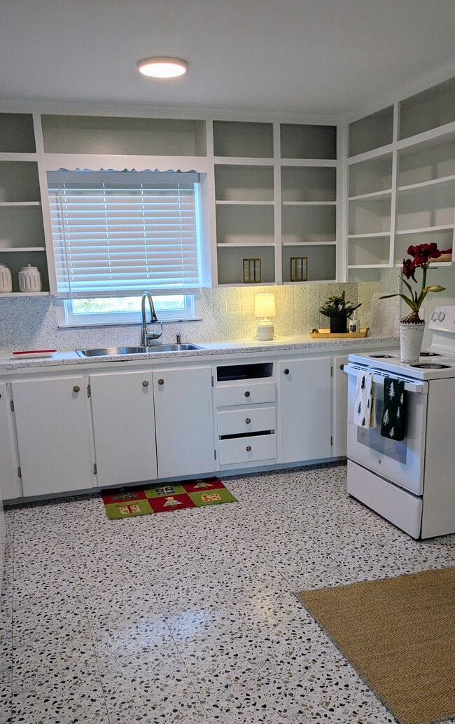 Building Photo - 1427 S Kennedy Ave