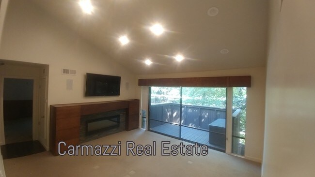 Building Photo - 2241 Woodside Ln