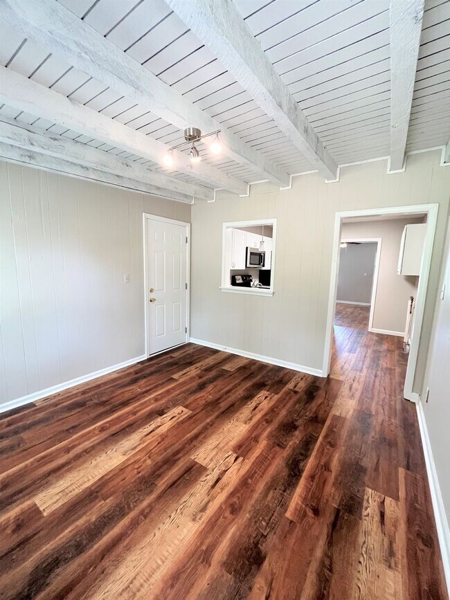 Building Photo - Lakewood Drive 204, 206