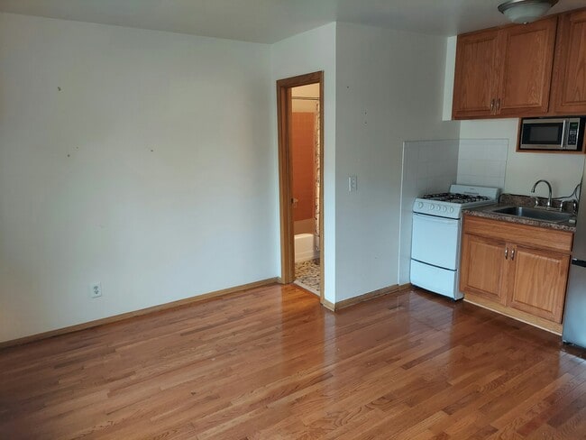 Building Photo - 2210 Pillsbury Ave