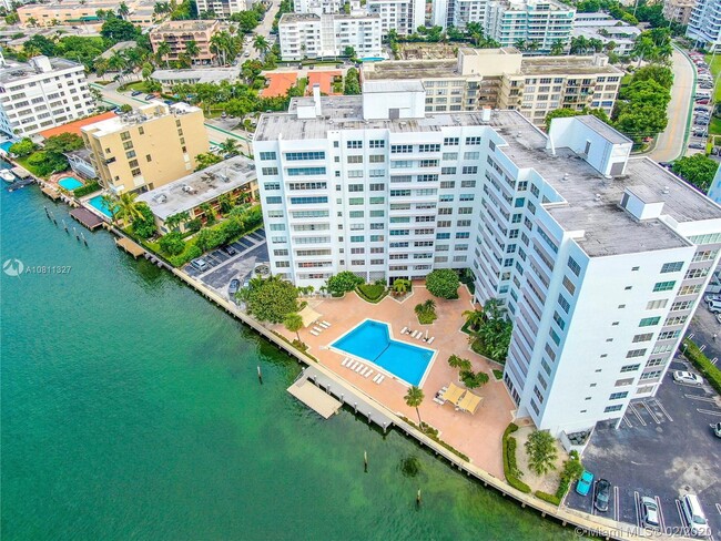 Foto del edificio - 9102 W Bay Harbor Dr