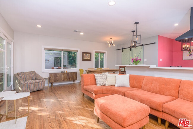 Foto del edificio - 16604 Gilmore St