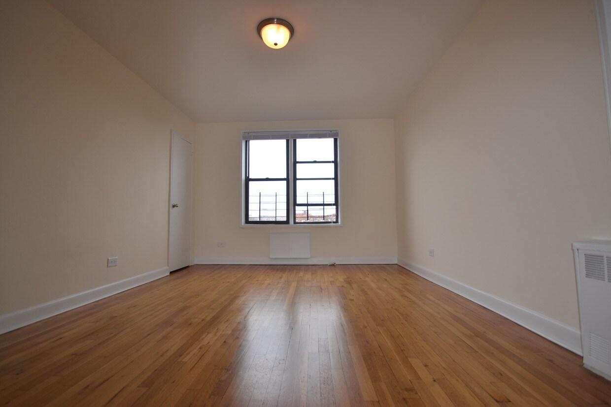 Bed - 48-29 37th St