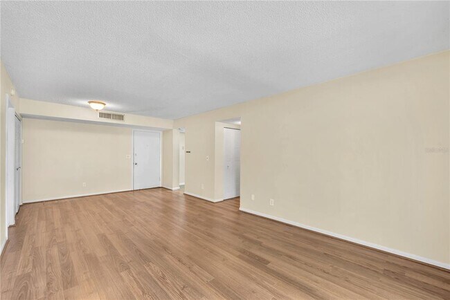 Foto del edificio - 801 Russell Ln