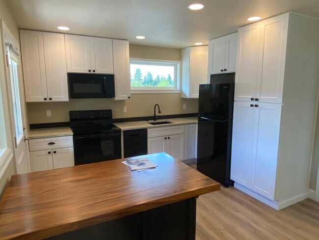 Kitchen - 1704 Eagles Nest Pl SE