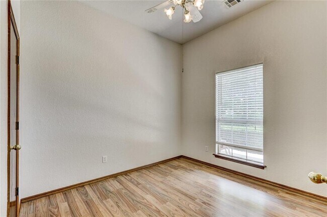 Foto del edificio - 305 Waterfront Dr