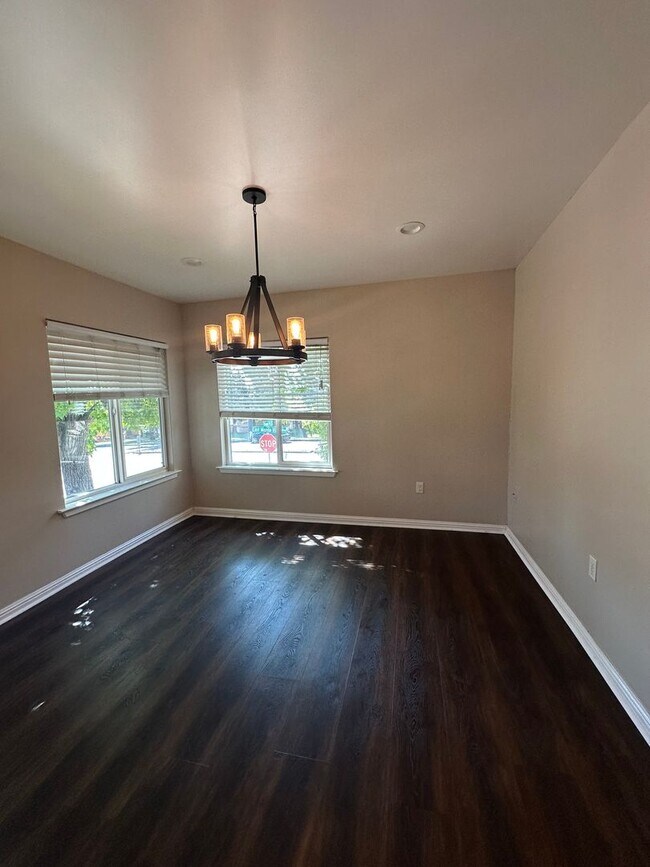 Foto del edificio - Beautifully updated 3br/2ba Home with Time...