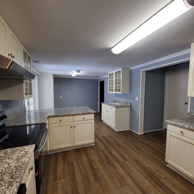 Building Photo - Southern Comfort Living: Exquisite 3BR/2BA...