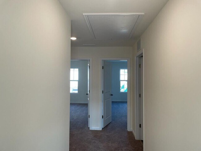 Foto del edificio - Room in 3 Bedroom Townhome at Aubrey St