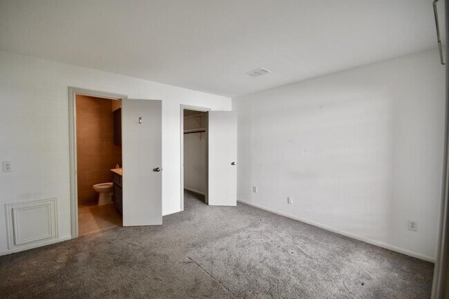 Foto del edificio - 4404 Basswood Ln