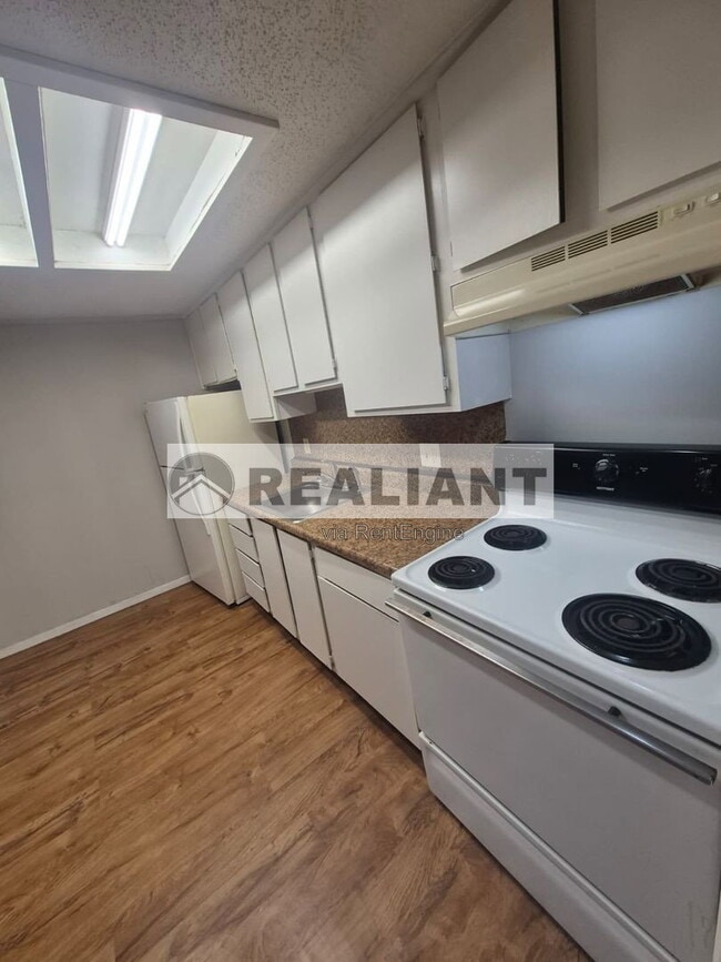 Building Photo - 605 Amhurst Dr