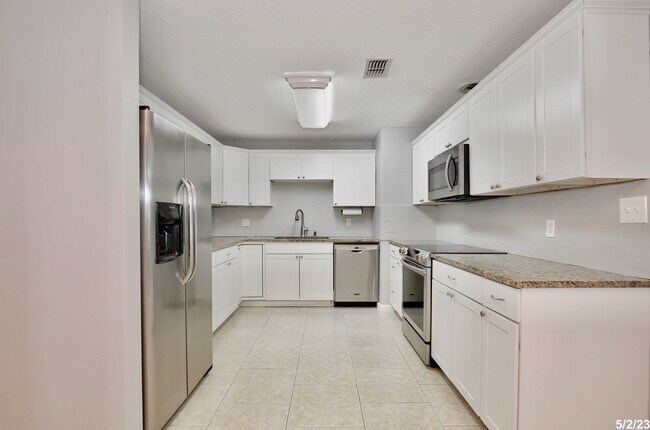 Building Photo - Lovely 3/2 Home with a Large Fenced Backya...