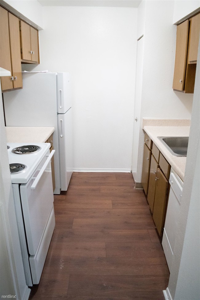 Building Photo - 2 br, 1 bath Apartment - 772 Green Rd Apt 207