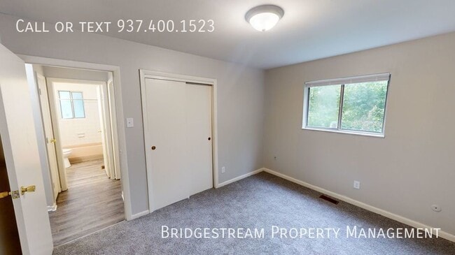 Building Photo - Updated ground level 2 bedroom, 1 bath uni...