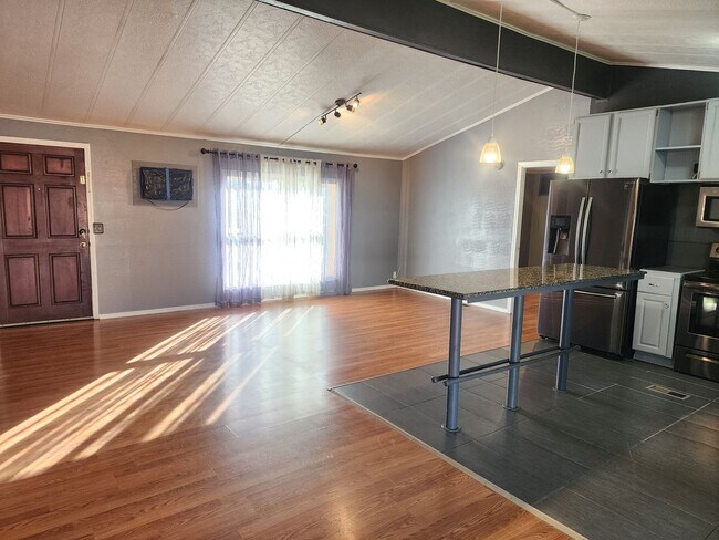 Foto del edificio - Beautiful 3 Bedroom with additonal 4th bedroom! Larg fenced front & backyard!!