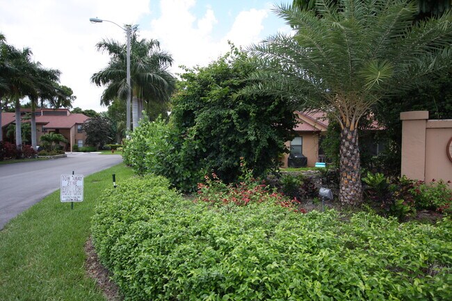 Building Photo - 2307 Lakeview Dr W
