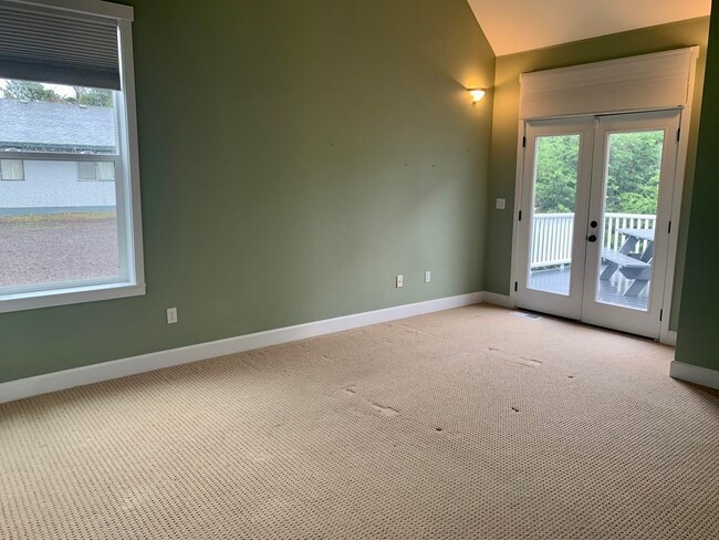 Foto del edificio - Spacious 3 bedroom Costal Home with Vaulted Ceilings & Soaking Tub