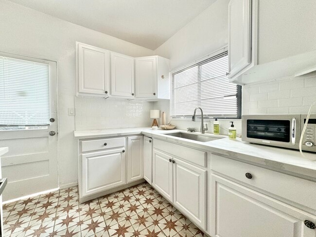 Building Photo - 2270 Beachwood Dr