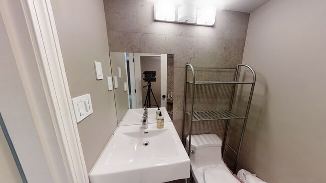 Foto del edificio - 329 W 4th St