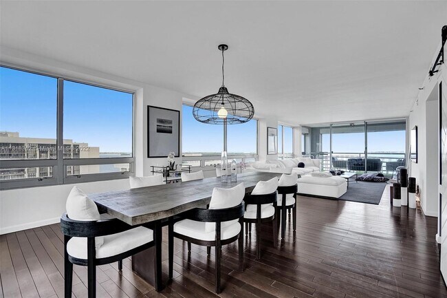 Building Photo - 1541 Brickell Ave