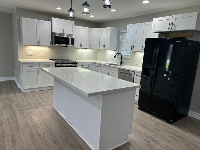 Building Photo - 625 Elm St